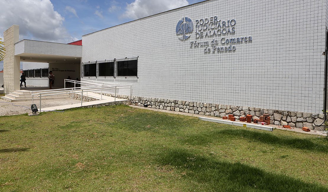 Homem é condenado a cinco anos por matar outro com golpes de faca em Penedo