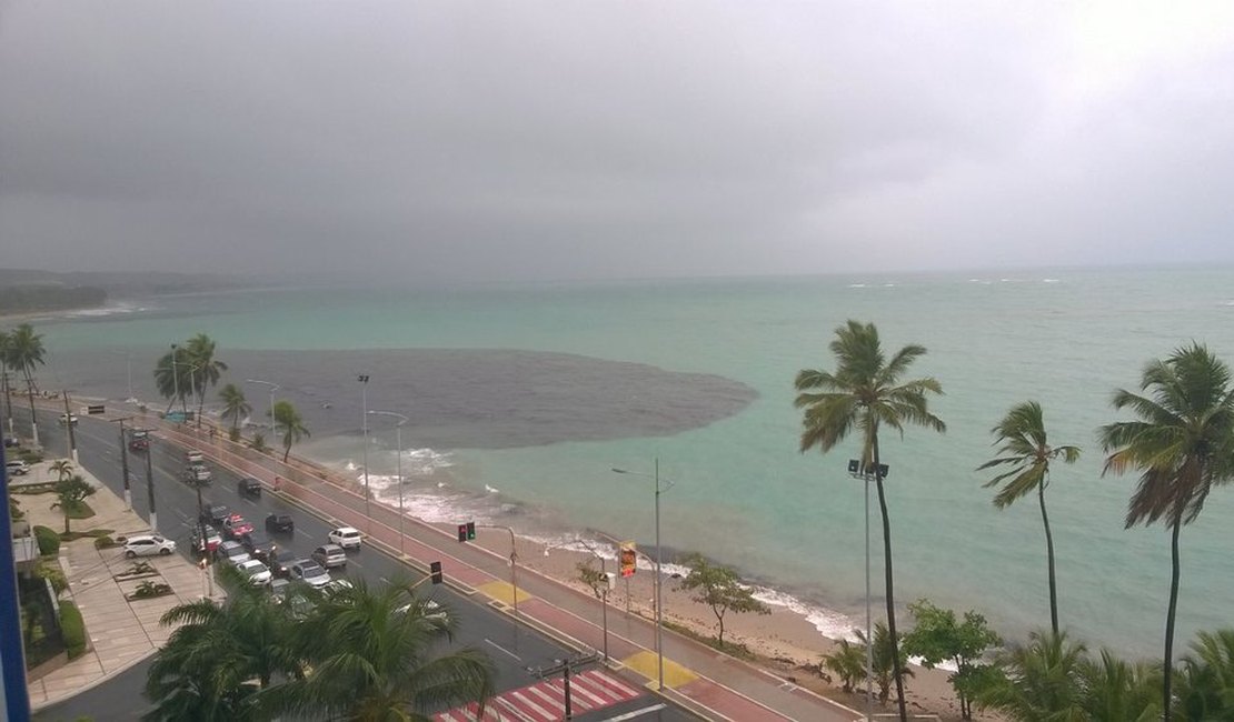 IMA investiga mancha escura na orla de Maceió após chuvas