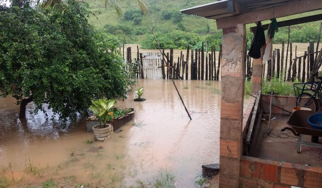 Nível do Rio Jacuípe sobe e água invade casas no interior de Alagoas