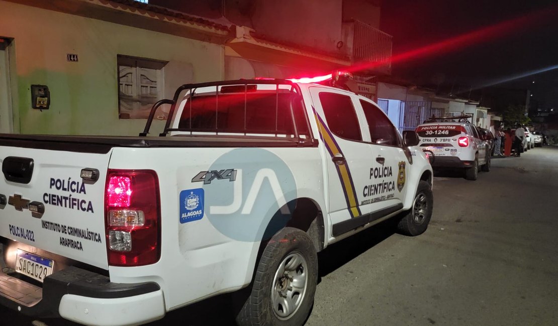 Vizinhos suspeitam de sumiço de mulher e a encontram morta no quintal de casa, em Arapiraca