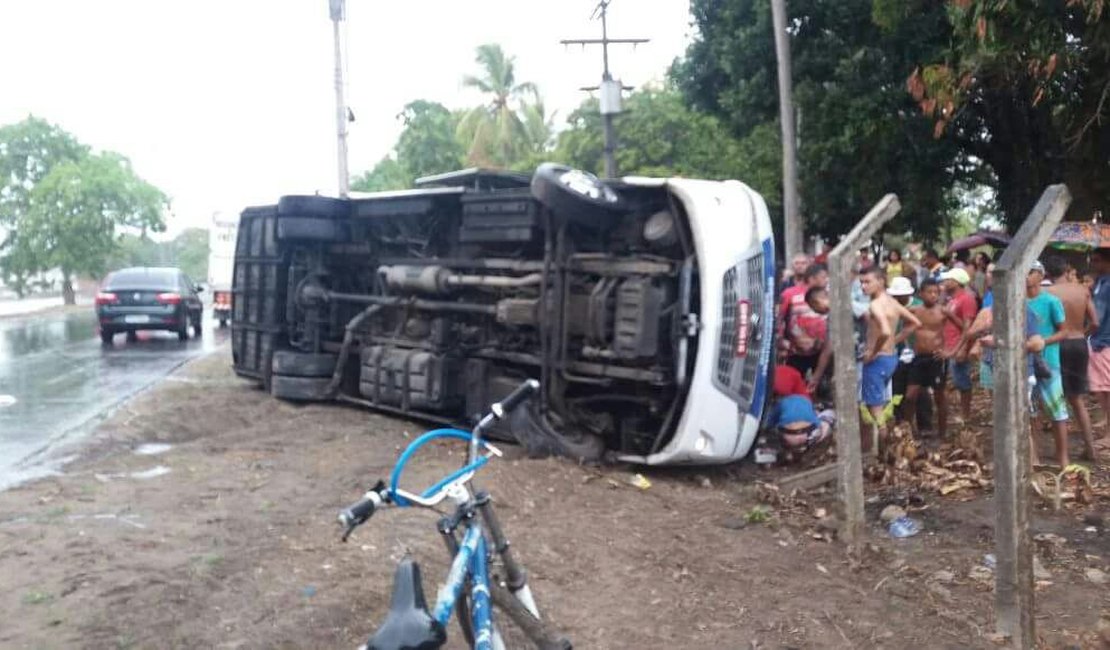 Micro-ônibus de transporte complementar perde controle e capota em Rio Largo