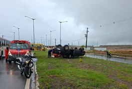Caminhonete capota e vai parar no canteiro de avenida em Maceió; mulher fica ferida