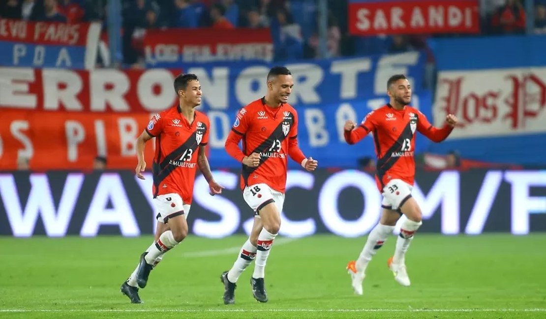Atlético-GO vence o Nacional no Uruguai na ﻿estreia de Luis Suárez