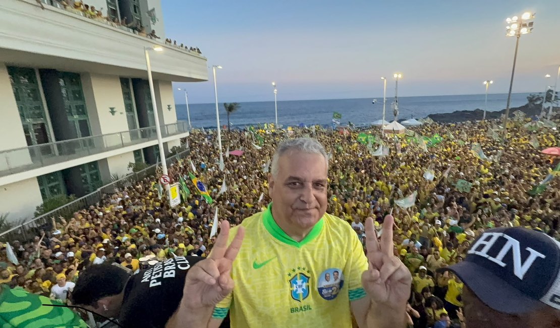 Carnaval da Democracia: Salvador se vestiu de verde e amarelo para receber Flávio Bolsonaro e Alfredo Gaspar no Farol da Barra