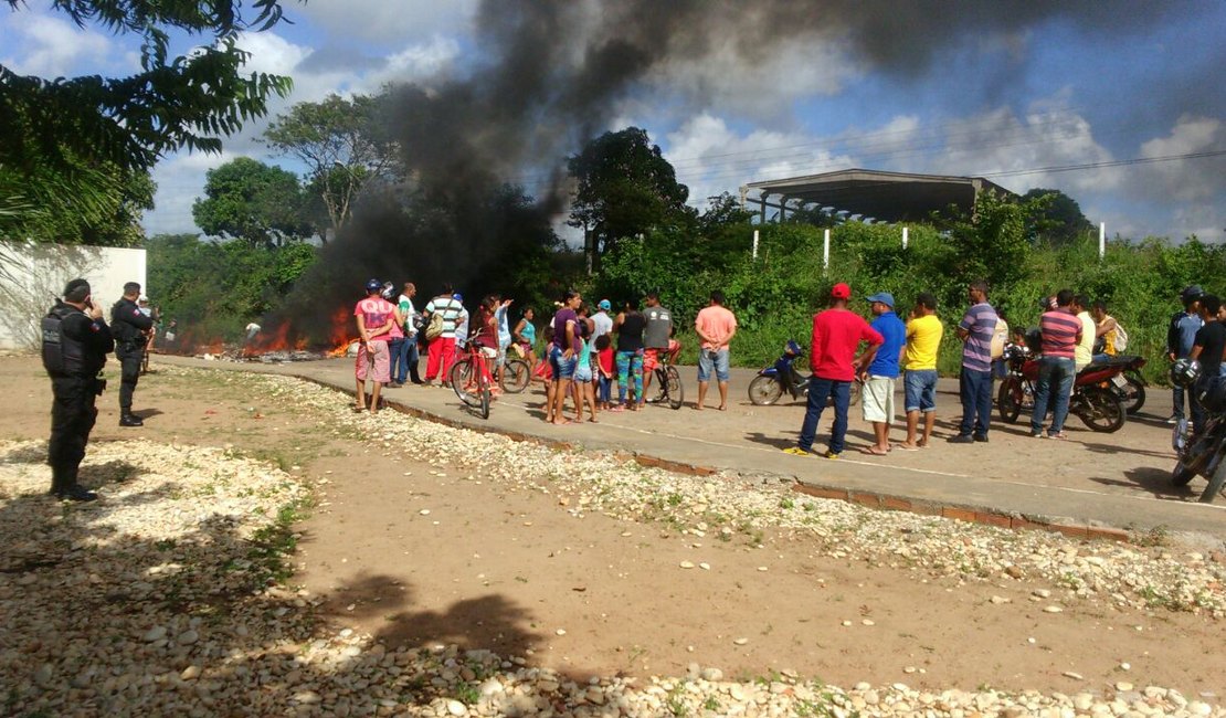 Moradores interditam rodovia AL 485 para reivindicar a instalação de lombadas