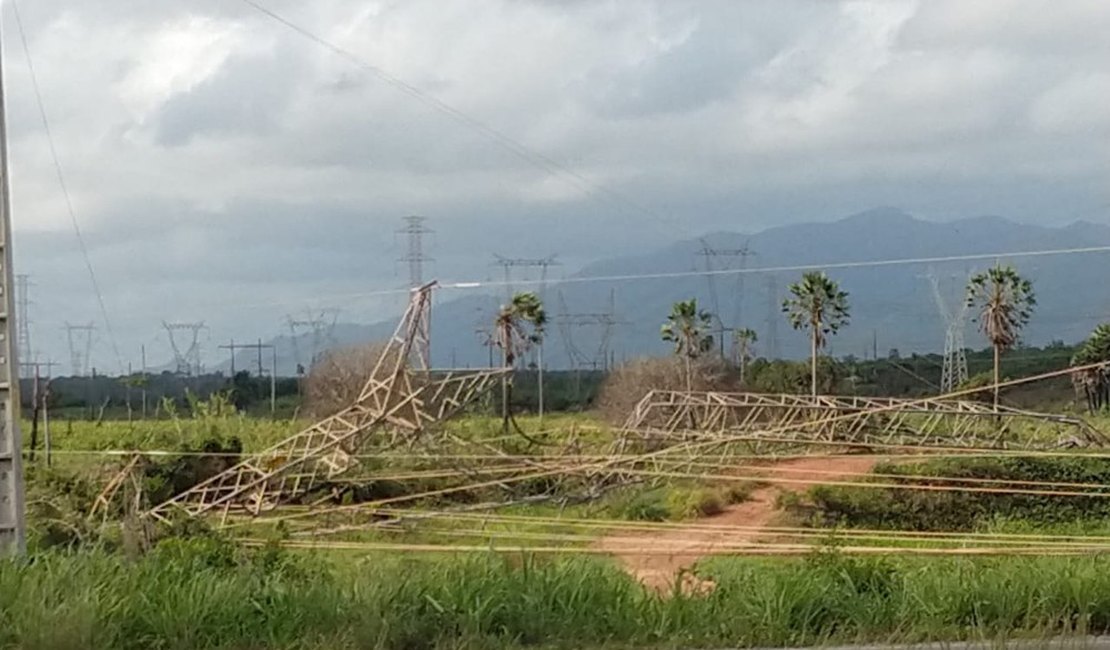 Criminosos destroem torre de transmissão e atacam concessionária em Fortaleza