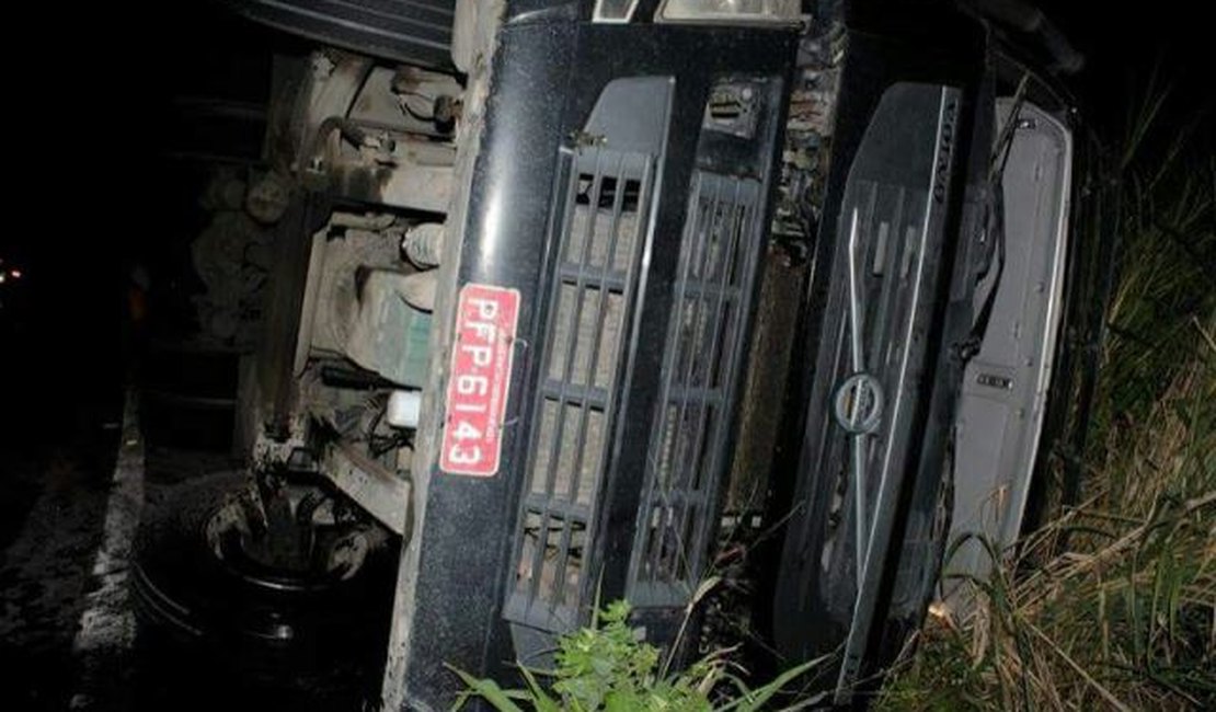 Vídeo. Motorista morre após carreta tombar na BR 101, em Flexeiras