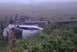 Condutor sobra em curva e capota carro no Agreste alagoano
