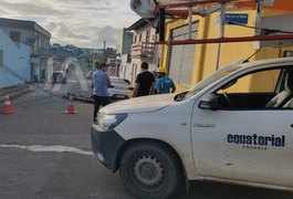 VÍDEO. Caminhão derruba poste com fiação e deixa residências e estabelecimentos sem energia, em Arapiraca