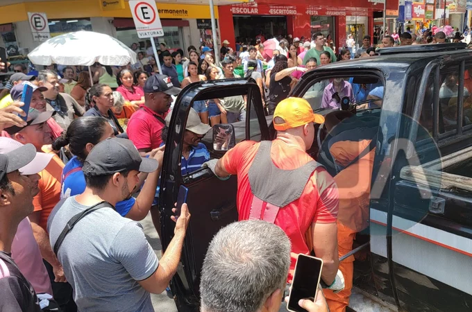 Jiboia arco-íris 'dá susto' em ocupantes de caminhonete e é resgatada por bombeiros em Arapiraca