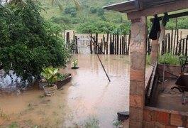 Nível do Rio Jacuípe sobe e água invade casas no interior de Alagoas