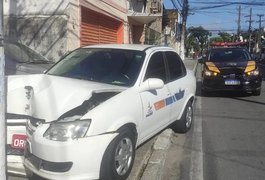 Taxistas, passageiros e pedestre ficam feridos em colisão de táxi em poste