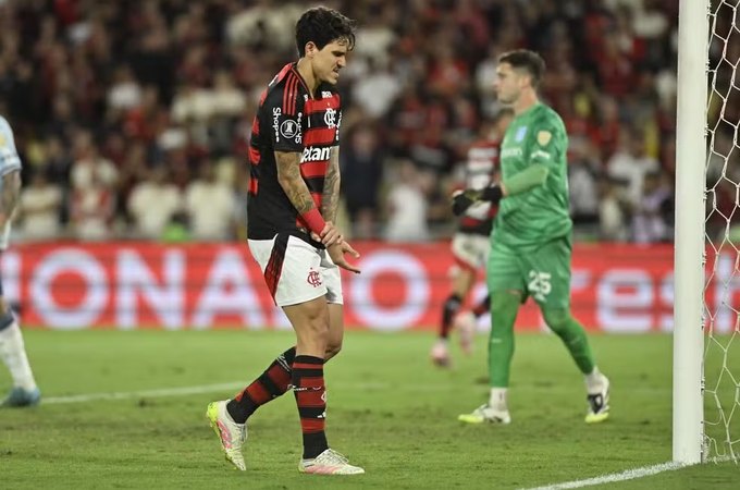 Pedro, do Flamengo, sofre lesão muscular e está fora da final da Libertadores