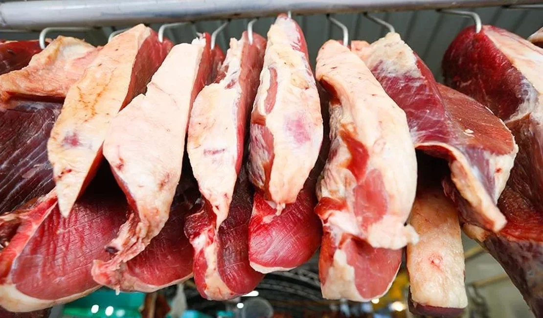 Homem furta peças de carne em supermercado e desacata policiais, em Maceió: 'Eu sei a viatura de vocês'