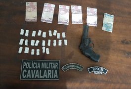 Jovem de 15 anos suspeito de tráfico é apreendido após tentar fugir da PM em Arapiraca