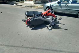 Jovem fica ferido em acidente com duas motocicletas no Alto do Cruzeiro, em Arapiraca