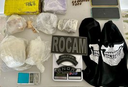 Homem de 22 anos é preso com arma de fogo e drogas em residência de Arapiraca