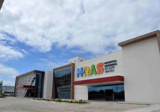 Carro e moto se envolvem em colisão e duas pessoas ficam feridas em Delmiro Gouveia