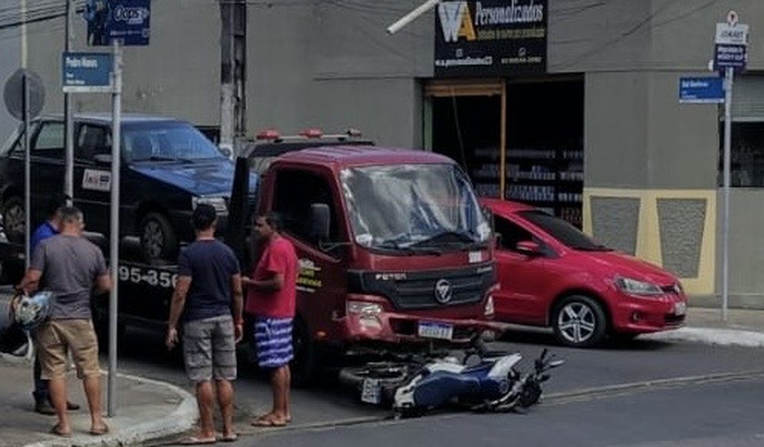 Caminhão-guincho perde o freio e causa colisão com três veículos no Centro de Arapiraca