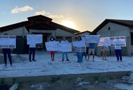 Estudantes de São Sebastião realizam protesto e pedem que governo do estado retome obra e entregue escola