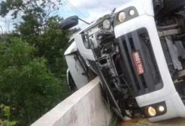 Condutor de carreta morre após tombamento na BR 101, em São Sebastião