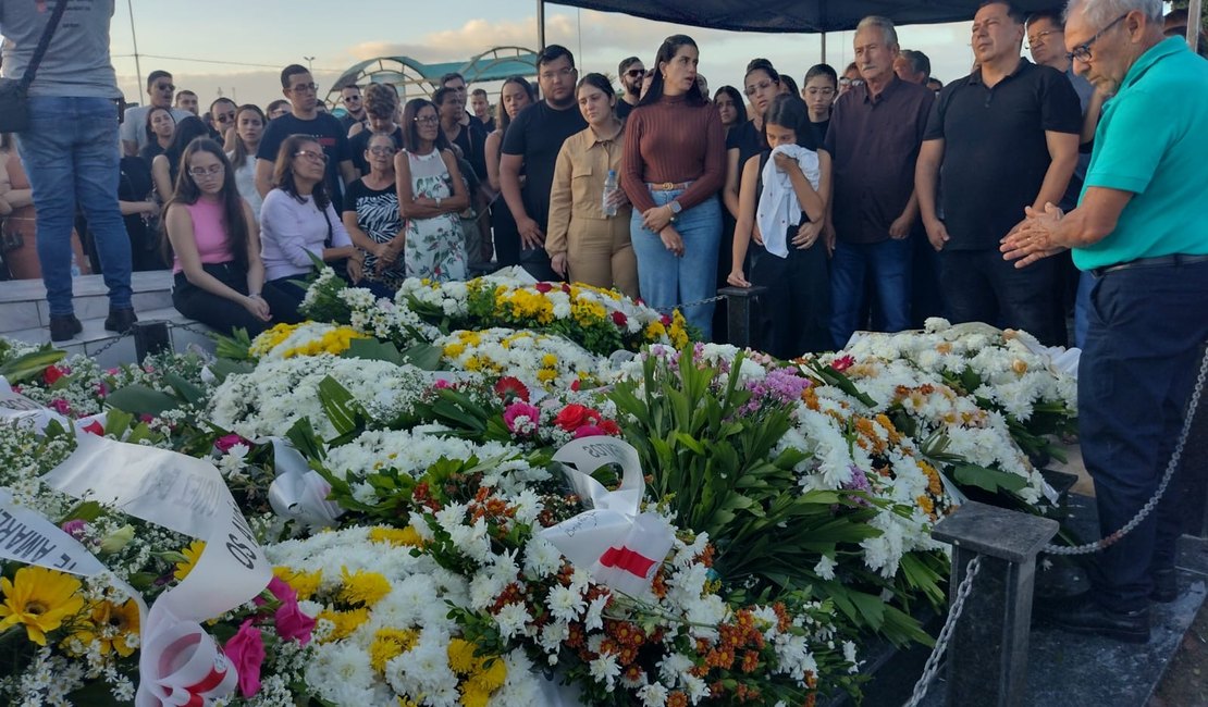 Vídeo. Sob forte comoção, familiares e amigos se despedem de filha do vereador Fabiano Leão, que faleceu com suspeita de dengue