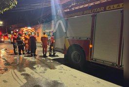 Incêndio destrói apartamento no Alto do Cruzeiro, em Arapiraca; assista