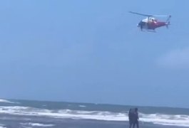 Helicóptero de resgate faz buscas por criança de 6 anos desaparecida na Praia do Pontal do Peba