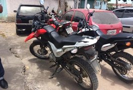 Três motocicletas foram encontradas em uma casa abandonada no Distrito Industrial de Arapiraca
