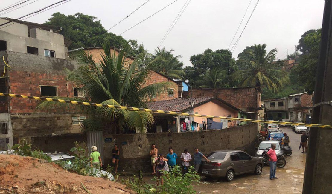 Mulher e adolescente morrem após deslizamento de barreira em Recife