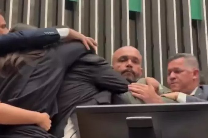 Glauber Braga é retirado à força da Câmara após ocupar cadeira da presidência e diz que ação foi 'violenta'