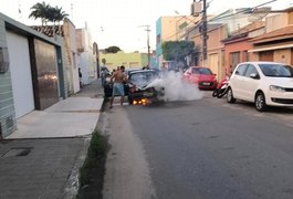 Veículo pega fogo em rua do bairro Alto do Cruzeiro, em Arapiraca