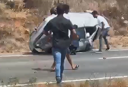 Saída de pista seguida de capotamento deixa motorista ferido em Jaramataia