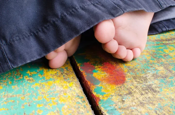 Criança de um ano morre engasgada com unha postiça da mãe