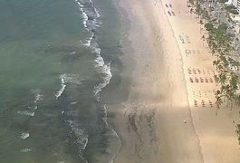 'Maré vermelha' chega à praia de Boa Viagem, em Recife