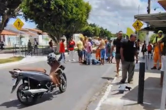 Motociclista desrespeita parada obrigatória e mulher acaba ferida em cruzamento no bairro Primavera