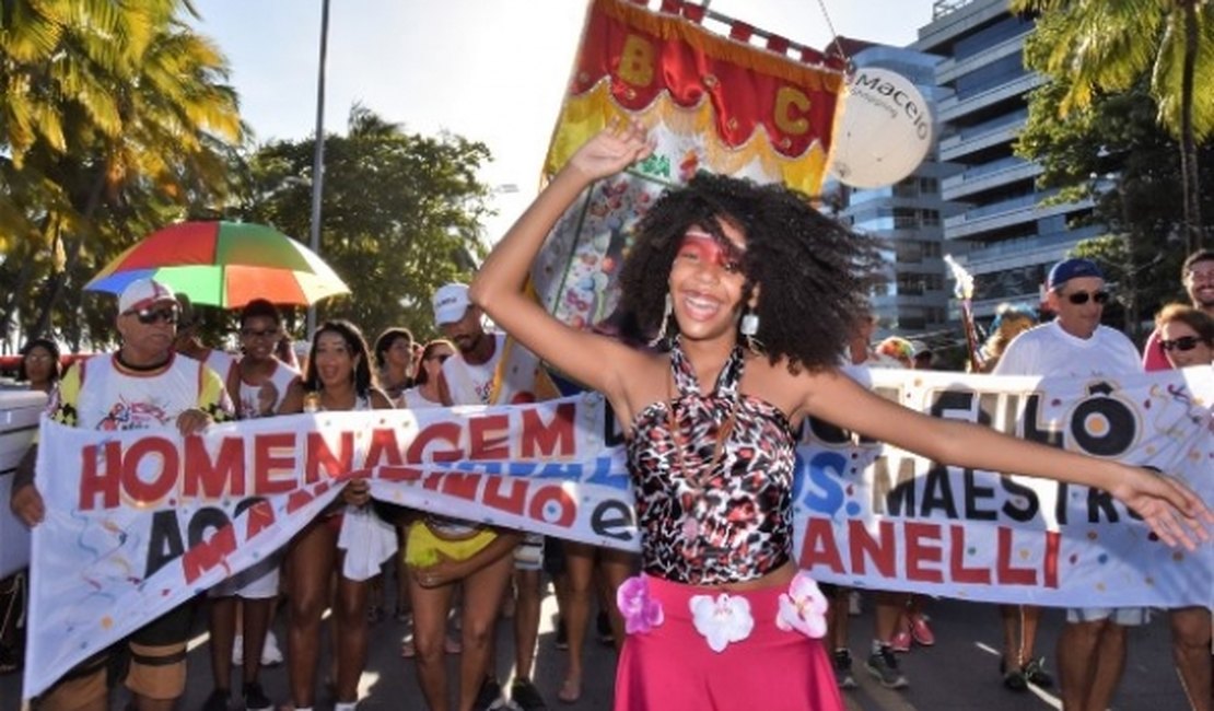 Bloco 'Nêga Fulô' arrasta multidão no Carnaval do Bicentenário na Ponta Verde