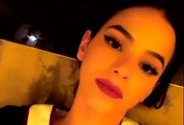 Marquezine fica presa do lado de fora do quarto de hotel em Milão