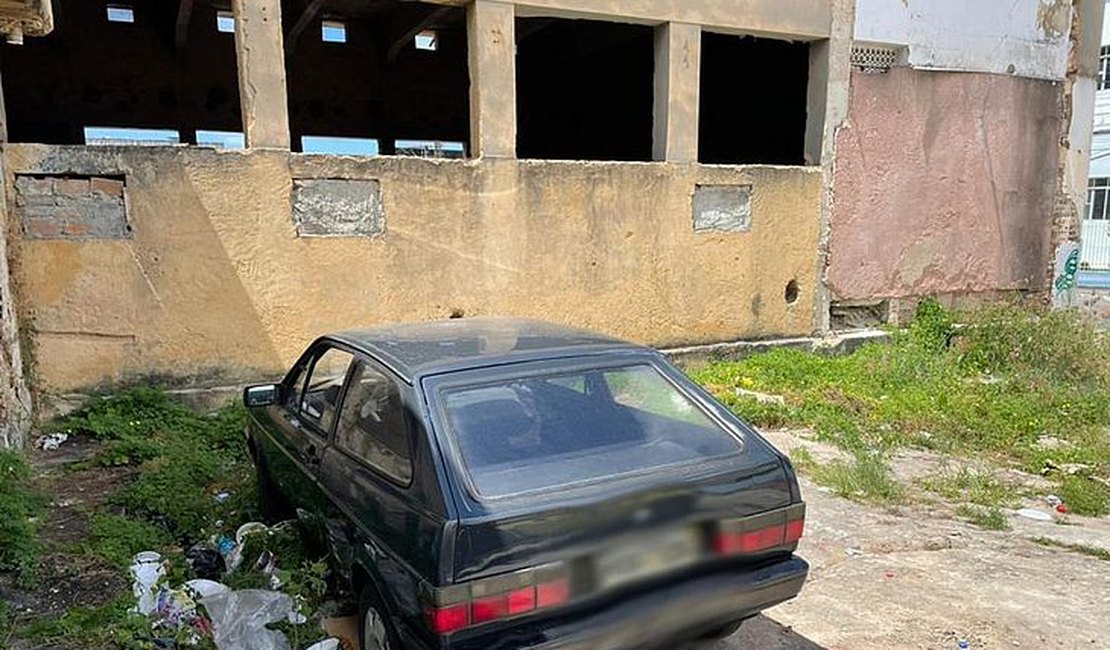 Trabalhadores de obra encontram idoso que vendia coco morto dentro de carro em Maceió