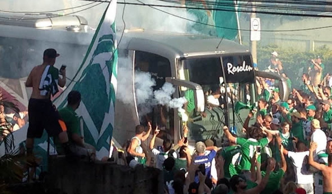 Torcida do Guarani atira pedras no ônibus do ASA; veja o vídeo