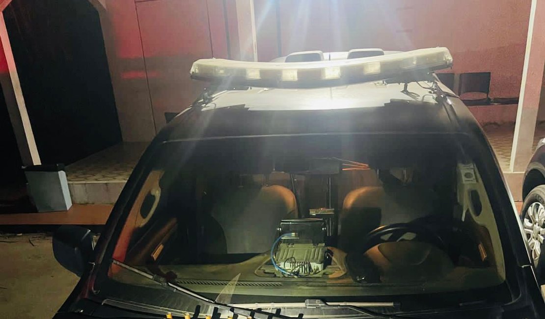 Homem que estava ameaçando população com revólver foge e mulher é presa com drogas, em Lagoa da Canoa