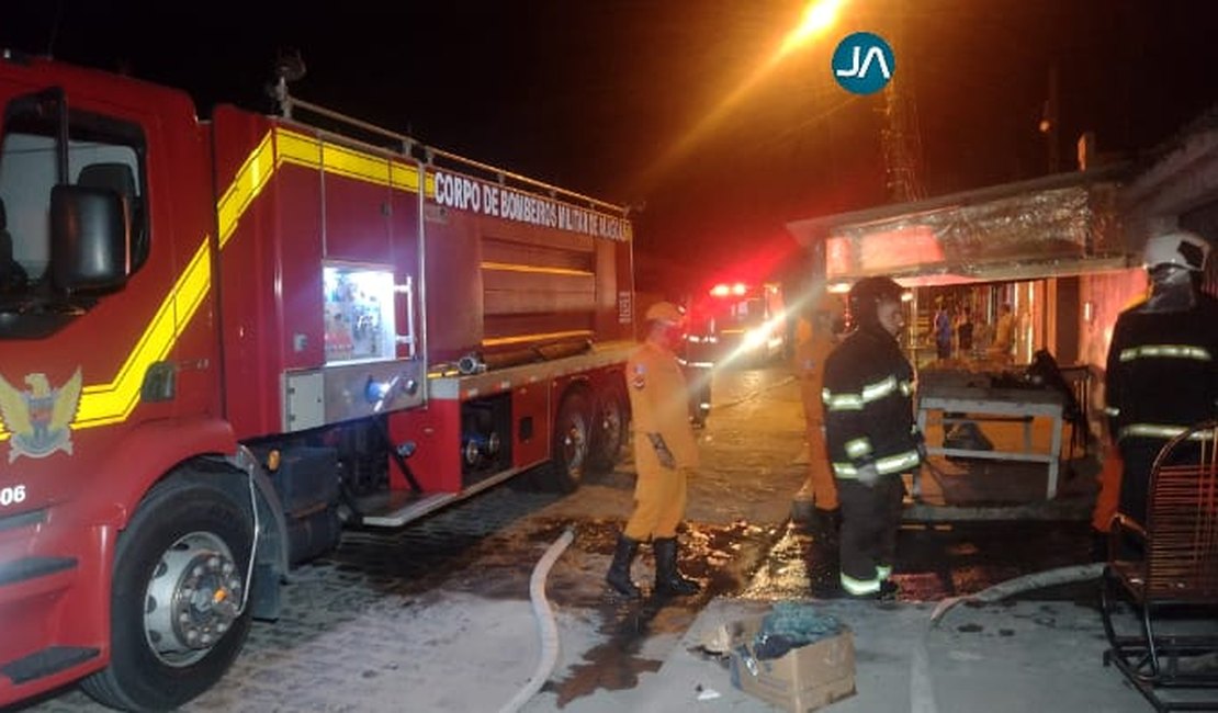 Vídeo. Vela causa incêndio e destrói parte de residência em Arapiraca