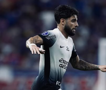 Comemorando idade nova, artilheiro do Corinthians viraliza vendendo picolé no litoral alagoano; assista
