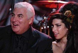 Pai de Amy Winehouse diz que vê espírito da cantora com frequência