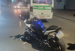 Colisão entre motocicleta e micro-ônibus deixa motociclista ferido, em Arapiraca