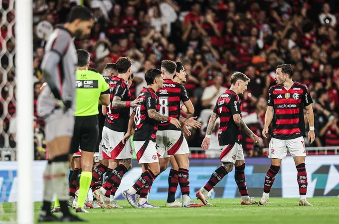 Flamengo derrota vitória por 8 a 0 e alcança maior goleada da história dos pontos corridos