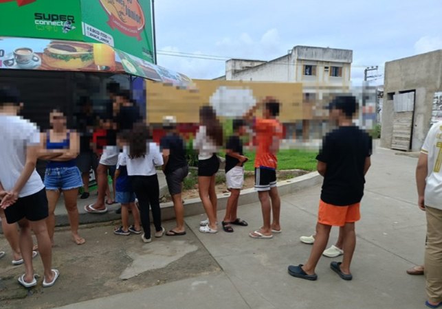 VÍDEO: Pessoas fazem fila na Praça Manoel André após banca de revistas anunciar venda das figurinhas da Copa