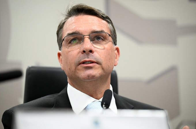 Flávio Bolsonaro confirma pré-candidatura à Presidência: 'missão dada pelo meu pai'