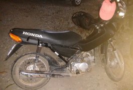 Menores são detidos com moto roubada e arma de fogo, em Arapiraca