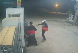 VÍDEO: Câmera flagra dupla assaltando funcionários de posto de gasolina em Arapiraca